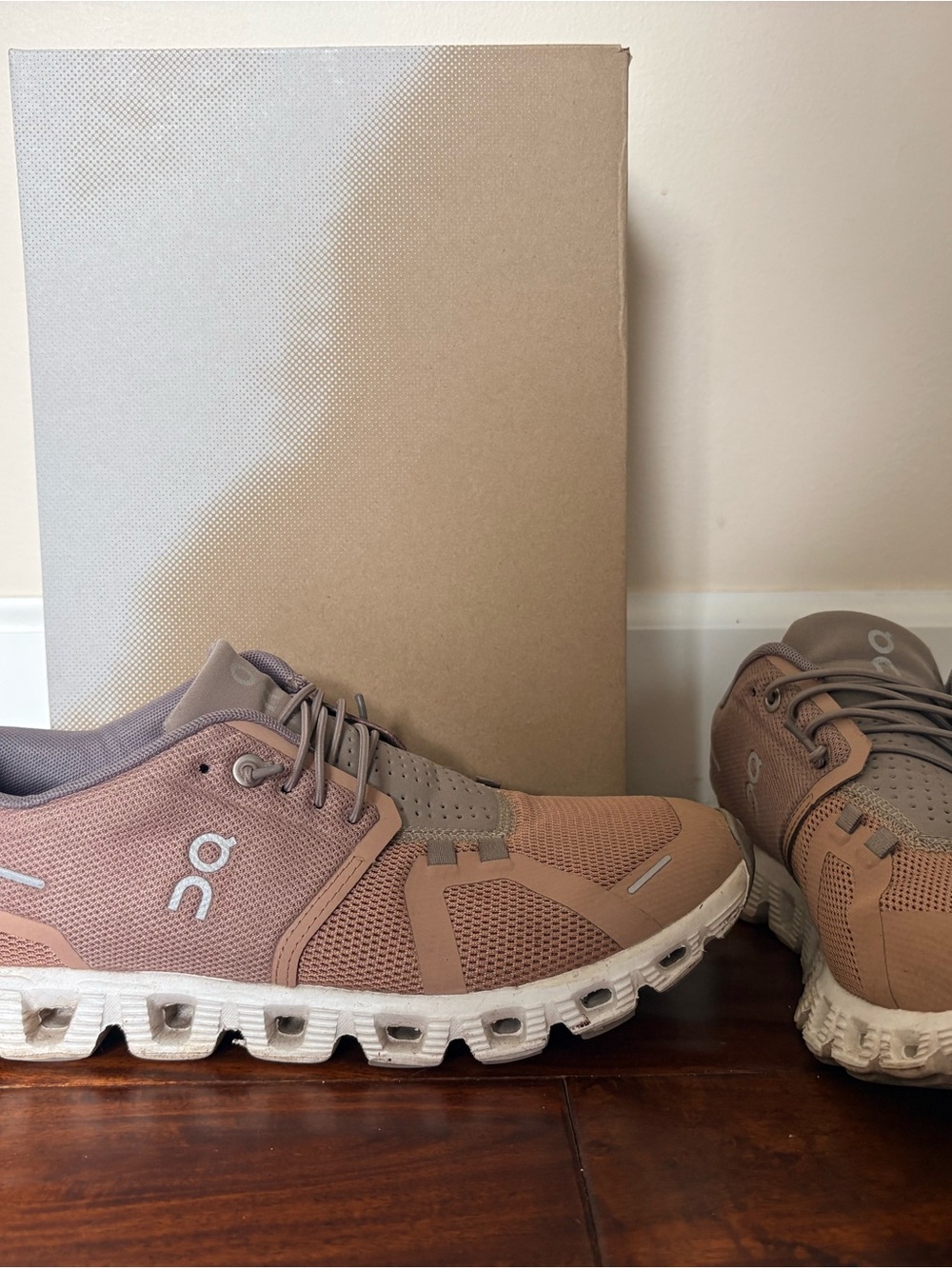 On Running Cloud Lightweight Running Shoes